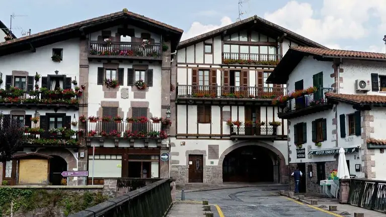 Puente de Txokoto, en Elizondo, uno de los pueblos más bonitos del Valle de Baztán. Foto: Flickr.