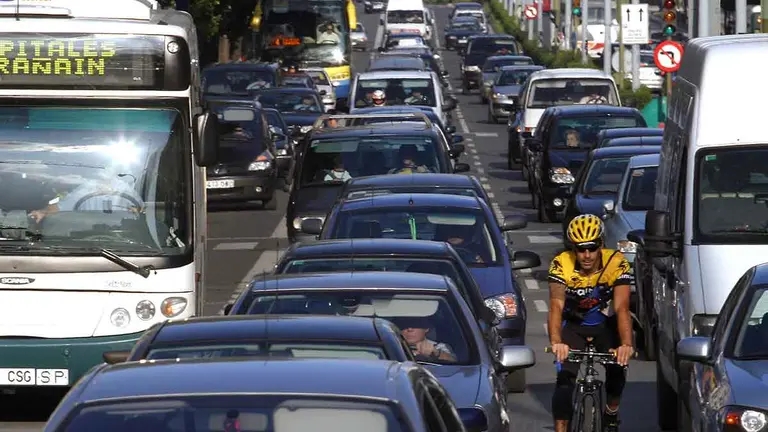 Atasco en la Avenida del Ej&eacute;rcito de Pamplona. ARCHIVO