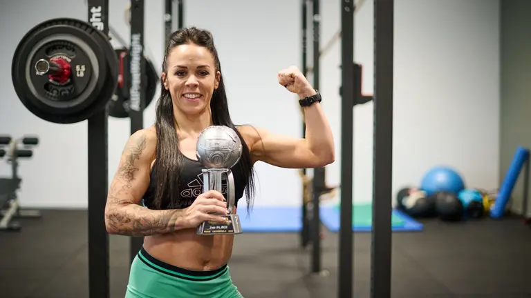 Ruth Cuesta, subcampeona del mundo de culturismo natural, en el gimnasio de Cizur Menor. PABLO LASAOSA