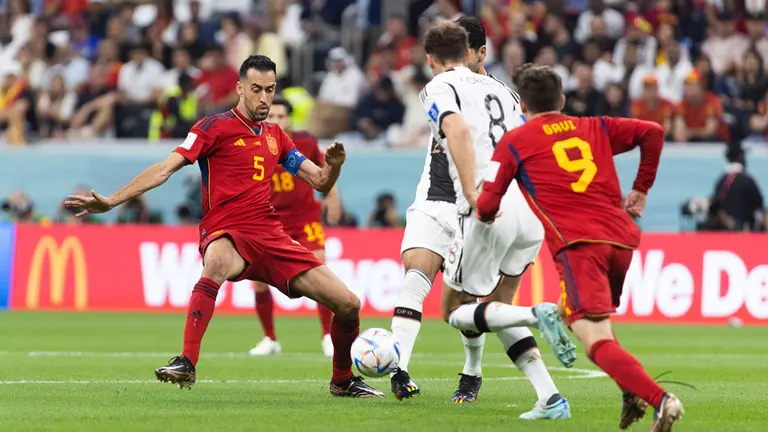 Busquets en acci&oacute;n en el partido Espa&ntilde;a - Alemania en el Mundial de Qatar. @SEFutbol
