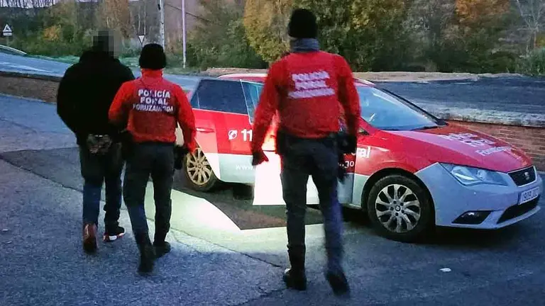 La Polic&iacute;a Foral detiene alhombre que estaba agrediendo a una mujer a bordo de un autob&uacute;s en Tafalla. POLIC&Iacute;A FORAL