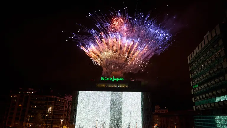 El Corte Inglés celebra su tradicional encendido de luces de navideñas con fugos artificiales por 2022 en Pamplona. PABLO LASAOSA