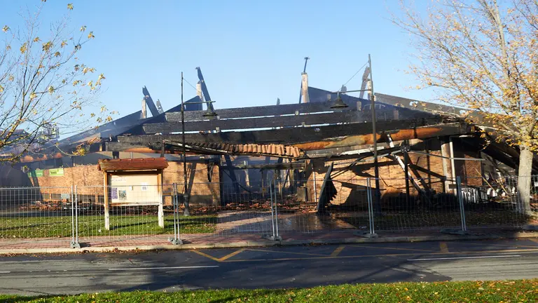 Incendio en el Oct&oacute;gono de Gorraiz: el fuego calcina el centro comercial del Valle Eg&uuml;&eacute;s. I&Ntilde;IGO ALZUGARAY
