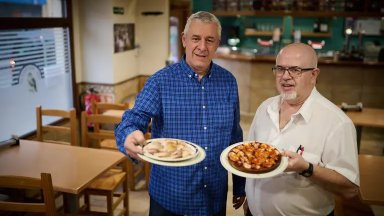&Aacute;ngel Urtasun e Isidro Mendibe, propietarios del bar El Mochuelo, en la calle Guelbenzu de Pamplona. PABLO LASAOSA