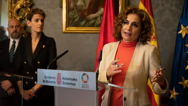 La ministra de Hacienda y Función Pública, María Jesús Montero (d) y la presidenta del Gobierno de Navarra, María Chivite atienden a los periodistas momentos antes de participar en una Reunión de la Comisión Coordinadora del Convenio Económico navarro. EFE/ Villar López