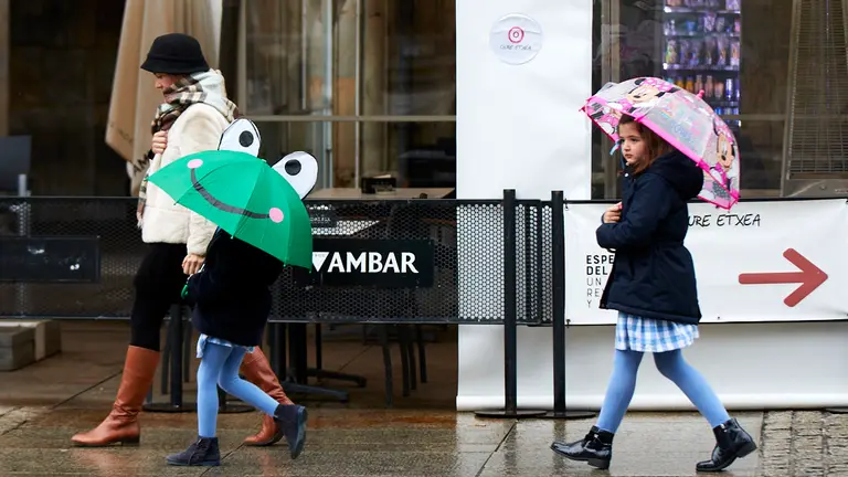 D&iacute;a de lluvia y paraguas en Pamplona. I&Ntilde;IGO ALZUGARAY