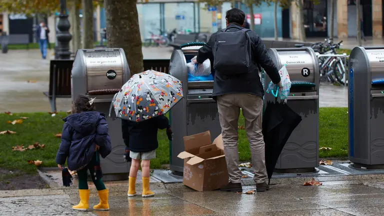 D&iacute;a de lluvia y paraguas en Pamplona. I&Ntilde;IGO ALZUGARAY