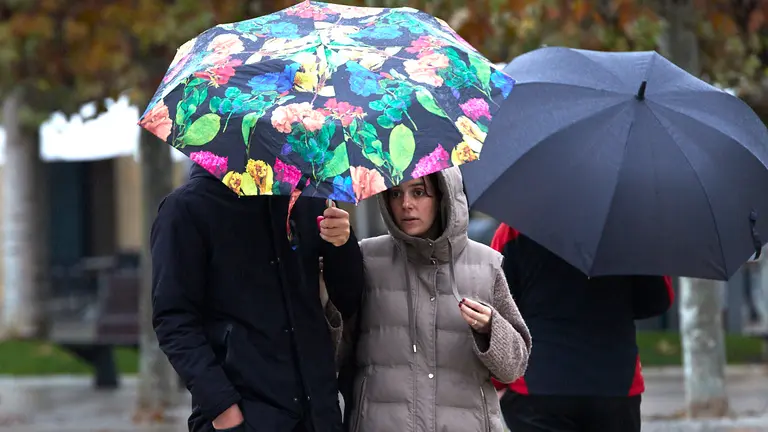 D&iacute;a de lluvia y paraguas en Pamplona. I&Ntilde;IGO ALZUGARAY