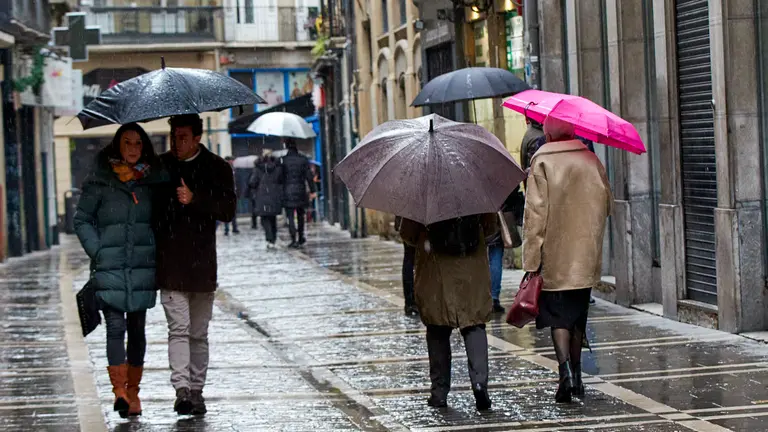 D&iacute;a de lluvia y paraguas en Pamplona. I&Ntilde;IGO ALZUGARAY