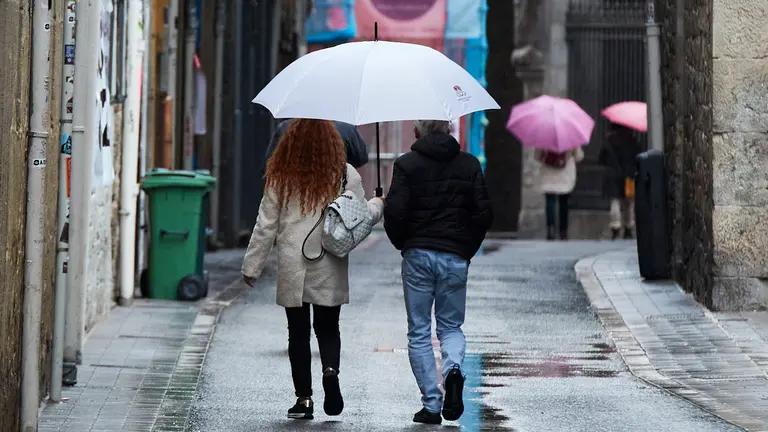D&iacute;a de lluvia y paraguas en Pamplona. I&Ntilde;IGO ALZUGARAY