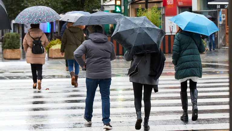 D&iacute;a de lluvia y paraguas en Pamplona. I&Ntilde;IGO ALZUGARAY