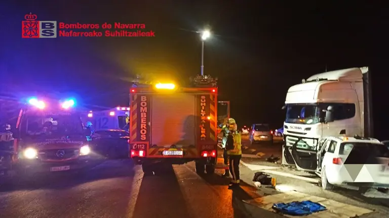 En la colisi&oacute;n de Larraga se vieron implicados varios veh&iacute;culos. BOMBEROS DE NAVARRA