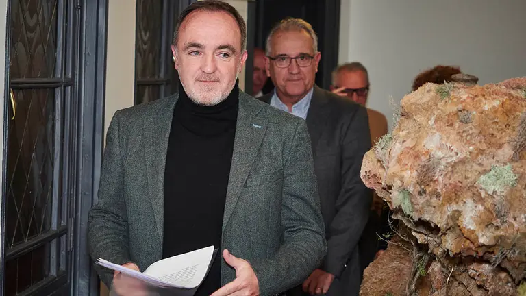 El presidente de UPN, Javier Esparza, durante una rueda de prensa, en la sede de UPN, a 12 de diciembre de 2022, en Pamplona, Navarra (Espa&ntilde;a). Desde la presidencia de UPN, apuestan porque la formaci&oacute;n regionalista se presente en solitario en las pr&oacute;ximas elecciones  forales, por lo que no se reeditar&iacute;a la coalici&oacute;n Navarra Suma que ha reunido en esta legislatura a UPN, PP y Ciudadanos. La rueda de prensa tiene lugar despu&eacute;s del Comit&eacute; Ejecutivo de UPN en relaci&oacute;n con las pr&oacute;ximas elecciones municipales y forales.
Eduardo Sanz / Europa Press
12/12/2022