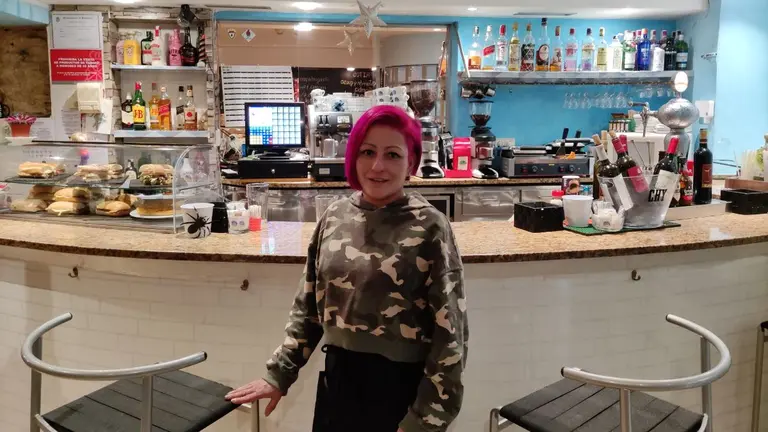 Luz Dary Sosa, propietaria del bar La Moli, en la calle San Francisco, 18 de Pamplona.