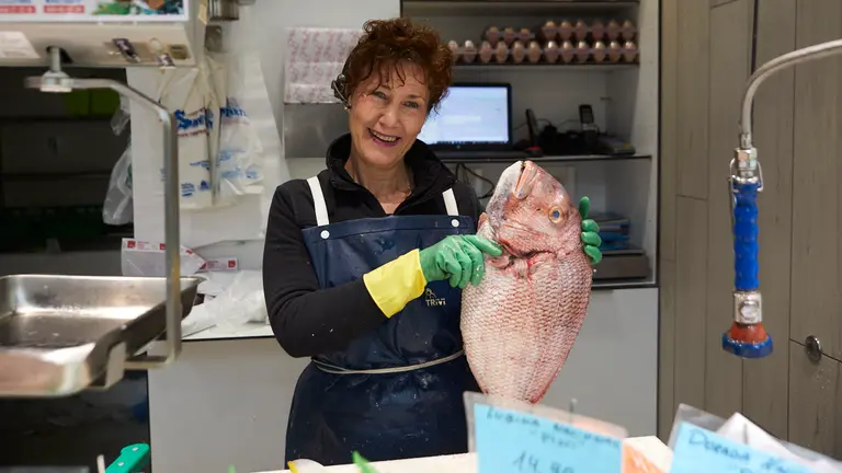 Juana Mari San Mart&iacute;n en la Pescader&iacute;a San Mart&iacute;n de Pamplona. I&Ntilde;IGO ALZUGARAY