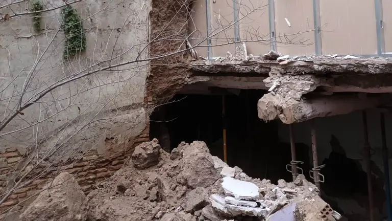 Parte del edificio derrumbado a primera hora de este viernes en la calle Cofrete de Tudela. POLIC&Iacute;A LOCAL DE TUDELA