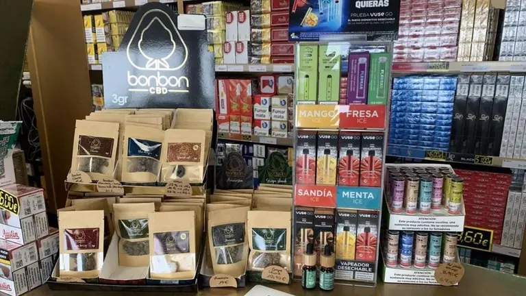 Imagen de los productos derivados del c&aacute;&ntilde;amo dispuestos para el comercio GUARDIA CIVIL