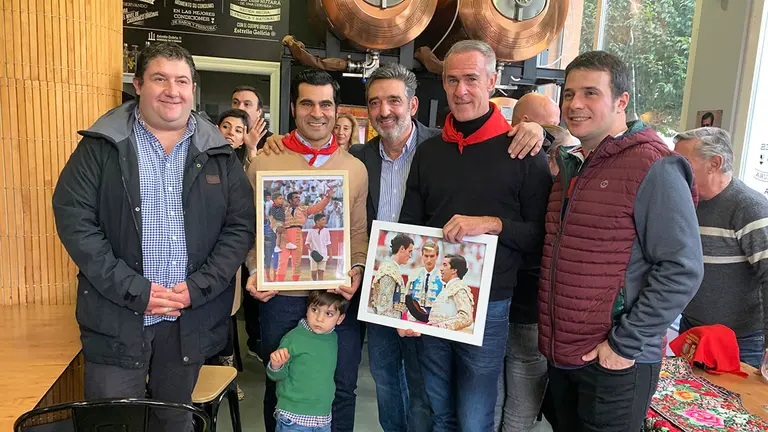 Francisco Exp&oacute;sito y Edu Gracia, con pa&ntilde;uelo rojo al cuello, sostienen los regalos de las pe&ntilde;as de Sang&uuml;esa y de Tafalla. Navarra.com