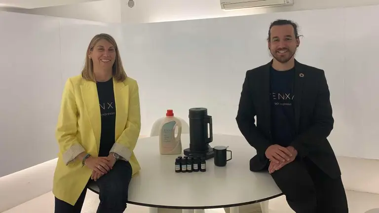 Los fundadores de Almotech posan junto al peque&ntilde;o electrodom&eacute;stico, de nombre 'Yenxa'.