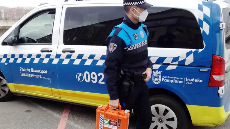 Un agente de Polic&iacute;a Municipal de Pamplona con los desfibriladores (DESA) que algunas patrullas portan en el coche. POLIC&Iacute;A MUNICIPAL DE PAMPLONA