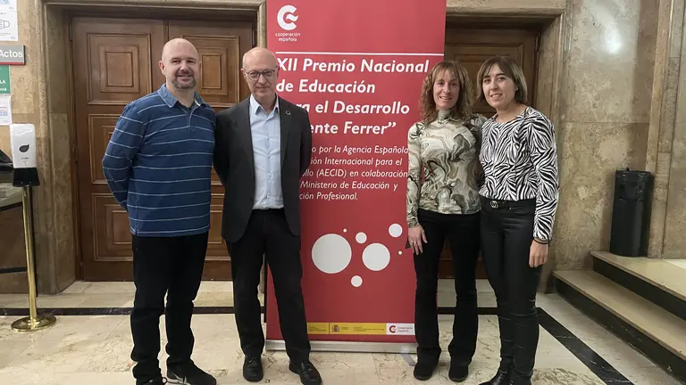 Representantes de Salesianos Pamplona (izquierda) y CP Marqu&eacute;s de la Real Defensa (derecha). SALESIANOS PAMPLONA