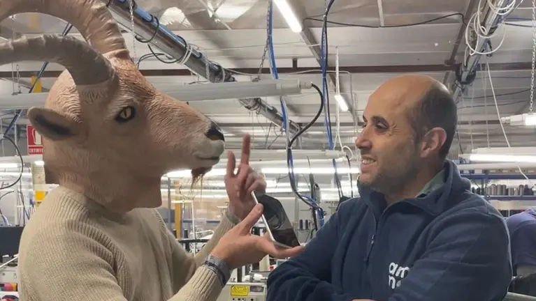 Alvaro Miguelez, departamento comercial y marketing de AMIMET con un representante de Malacabra. CEDIDA