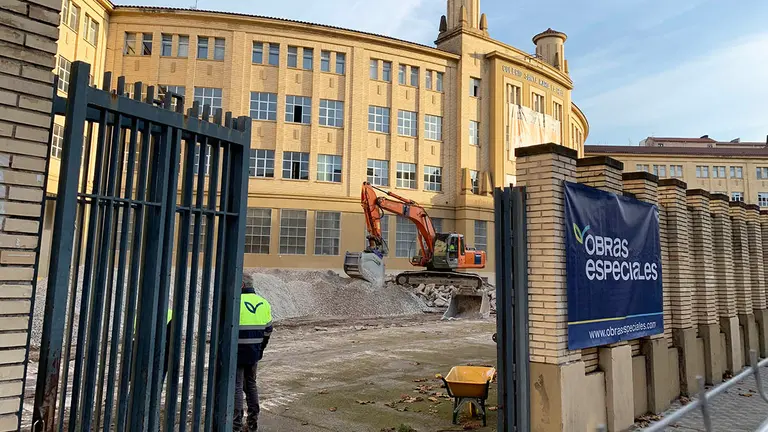 Una excavadora realiza movimiento de tierras en el interior del antiguo patio de los Maristas. Navarra.com