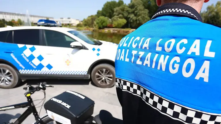 Coche patrulla y agentede Polic&iacute;a Local del Valle de Eg&uuml;&eacute;s. AYUNTAMIENTO DEL VALLE DE EG&Uuml;&Eacute;S.
