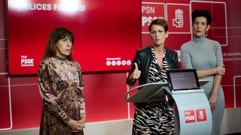 La secretaria general del PSN, Mar&iacute;a Chivite, la candidata del PSN a la Alcald&iacute;a de Pamplona, Elma Saiz, y la secretaria general de la agrupaci&oacute;n, Maite Esporr&iacute;n intervienen en el tradicional brindis navide&ntilde;o del PSN. PABLO LASAOSA