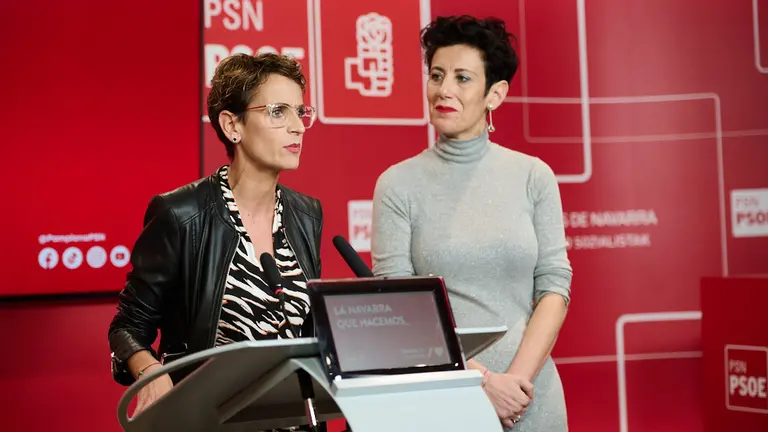 La secretaria general del PSN, Mar&iacute;a Chivite, la candidata del PSN a la Alcald&iacute;a de Pamplona, Elma Saiz, y la secretaria general de la agrupaci&oacute;n, Maite Esporr&iacute;n intervienen en el tradicional brindis navide&ntilde;o del PSN. PABLO LASAOSA