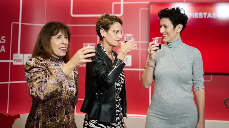 La secretaria general del PSN, Mar&iacute;a Chivite, la candidata del PSN a la Alcald&iacute;a de Pamplona, Elma Saiz, y la secretaria general de la agrupaci&oacute;n, Maite Esporr&iacute;n intervienen en el tradicional brindis navide&ntilde;o del PSN. PABLO LASAOSA