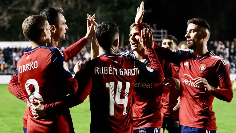 El jugador Kike Garc&iacute;a (2i) del C.A Osasuna celebra el primer gol en el partido de la segunda eliminatoria de la Copa del Rey, entre el C.D Arnedo, de Segunda Federaci&oacute;n, y el C.A Osasuna, de Primera Divisi&oacute;n disputado este mi&eacute;rcoles en el campo municipal de Sendero de Arnedo. EFE/Raquel Manzanares