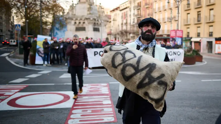 Concentraci&oacute;n de polic&iacute;as forales para reclamar al consejero Javier Rem&iacute;rez que "tenga en cuenta" las alegaciones del colectivo "para conseguir un reglamento digno de una polic&iacute;a integral y de referencia". PABLO LASAOSA
