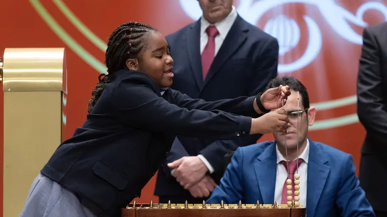 Una ni&ntilde;a de la residencia de San Ildefonso canta la cantidad de dinero de uno de los premios del Sorteo Extraordinario de la Loter&iacute;a de Navidad 2022, en el Teatro Real de Madrid, a 22 de diciembre de 2022, en Madrid, (Espa&ntilde;a).  El sorteo se celebra en esta ocasi&oacute;n con aforo completo en el patio de butacas del Teatro Real y un total de 2.520 millones de euros en juego en premios, lo que supone 112 millones m&aacute;s que el a&ntilde;o pasado. Este a&ntilde;o, la emisi&oacute;n consta de 180 series, ocho m&aacute;s que en a&ntilde;os anteriores, de 100.000 n&uacute;meros cada una. Dicha emisi&oacute;n asciende a los 3.600 millones de euros, de los que se reparten un 70 por ciento en premios.
22 DICIEMBRE 2022;NAVIDAD;LOTERIA;SORTEO EXTRAORDINARIO;: SUERTE;DINERO;DISFRAZ;FECHAS NAVIDE&Ntilde;AS;LOTERIA;AZAR;NI&Ntilde;OS SAN ILDEFONSO
Eduardo Parra / Europa Press
22/12/2022