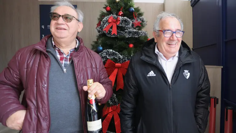 El directivo Fidel Medrano y el presidente de Osasuna, Luis Sabalza, celebran el quinto premio de la Loter&iacute;a de Navidad correspondiente al n&uacute;mero de Osasuna. &Iacute;&Ntilde;IGO ALZUGARAY