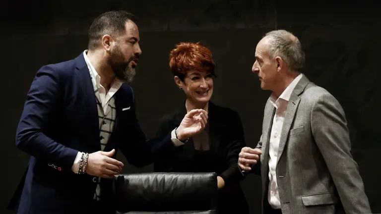 El portavoz del PSN, Ram&oacute;n Alzorriz (i) y los parlamentarios de EH Bildu, Bakartxo Ruiz y Adolfo Araiz (d) en el inicio del pleno del parlamento celebrado este jueves que debate el proyecto de Presupuestos de Navarra para 2023 que llega hoy a su &uacute;ltimo tr&aacute;mite con su debate y votaci&oacute;n en el pleno del Parlamento. EFE/ Jesus Diges