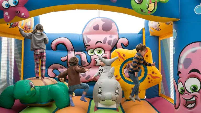 Esta Navidad, los m&aacute;s peque&ntilde;os de la casa podr&aacute;n disfrutar en los hinchables ubicados en el paseo de Sarasate. CEDIDA