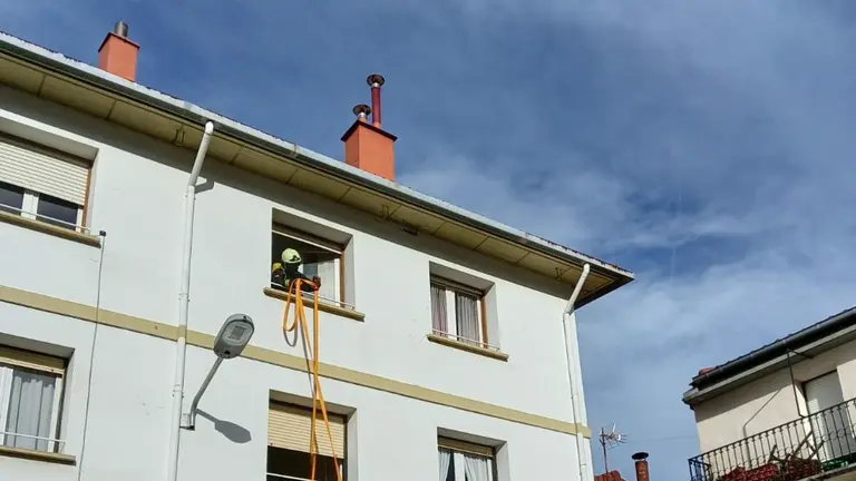 Los bomberos tuvieron que ventilar la casa y revisar la chimenea, que estaba en mal estado. CEDIDA