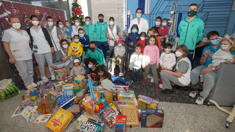 Los jugadores del Osasuna Magna Xota han visitado a los ni&ntilde;os ingresados en la CUN y les han llevado regalos. OSASUNA MAGNA