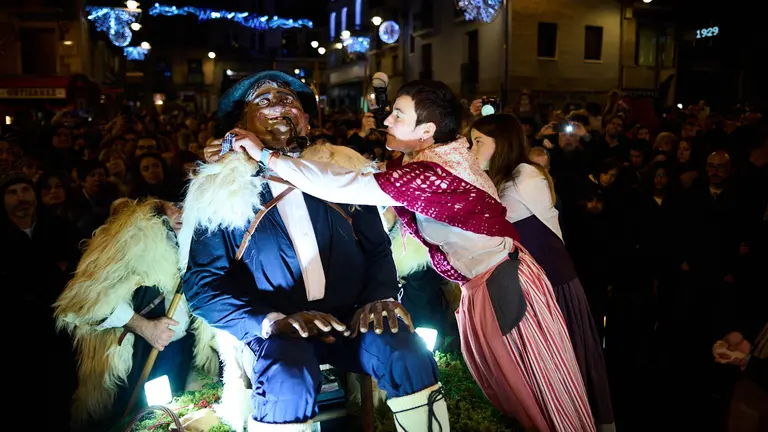 Olentzero desfila por las calles de Pamplona durante la Navidad de 2022. PABLO LASAOSA