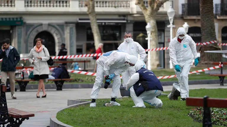 Agentes de la Polic&iacute;a forense investiga en el lugar en el que un joven muri&oacute; en un presunto ataque con arma blanca, esta ma&ntilde;ana en San Sebasti&aacute;n. La Ertzaintza, con la colaboraci&oacute;n de la Guardia Municipal de San Sebasti&aacute;n, ha detenido a tres personas por su presunta implicaci&oacute;n en la muerte por arma blanca de un joven a primera hora de esta ma&ntilde;ana en la capital guipuzcoana. La v&iacute;ctima, un var&oacute;n de 24 a&ntilde;os, ha sido agredido con un arma blanca ocasion&aacute;ndole lesiones que han provocado su muerte. EFE/ Juan Herrero