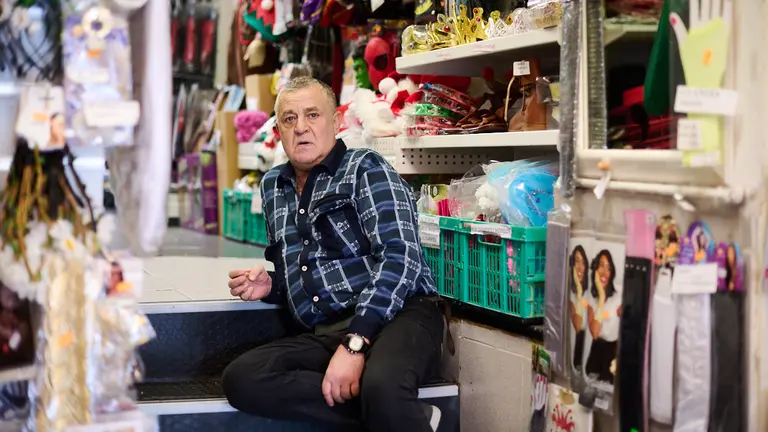 Koldo Nava, de la tienda de disfraces "La Máscara" en la calle Abejeras 6. PABLO LASAOSA 