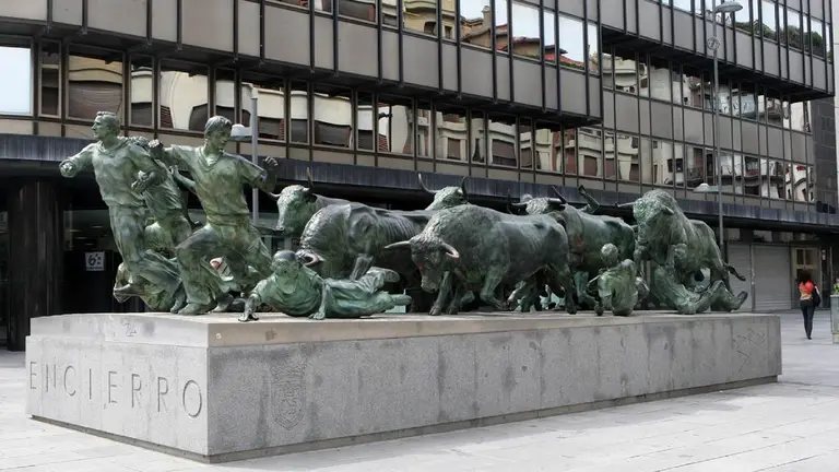 Monumento al encierro de Pamplona, del escultor vasco Rafael Huerta. ARCHIVO