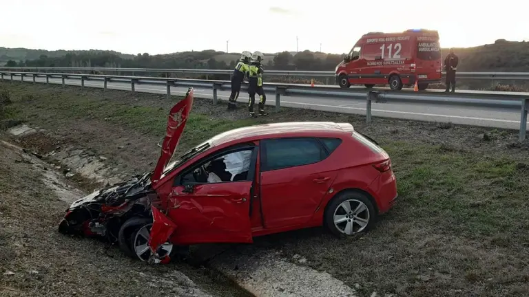 El veh&iacute;culo siniestrado tras el rescate de los bomberos. BOMBEROS DE NAVARRA