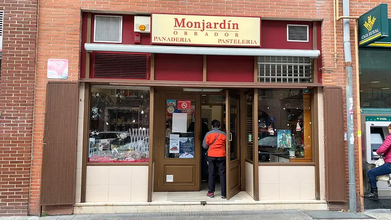 Fachada del obrador panader&iacute;a pasteler&iacute;a Monjard&iacute;n en Pamplona. Navarra.com