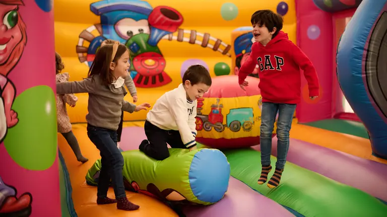 Imagen de archivo del espacio COworkids para los ni&ntilde;os&nbsp;en la Plaza de la Libertad durante la Navidad de 2022. PABLO LASAOSA / ARCHIVO