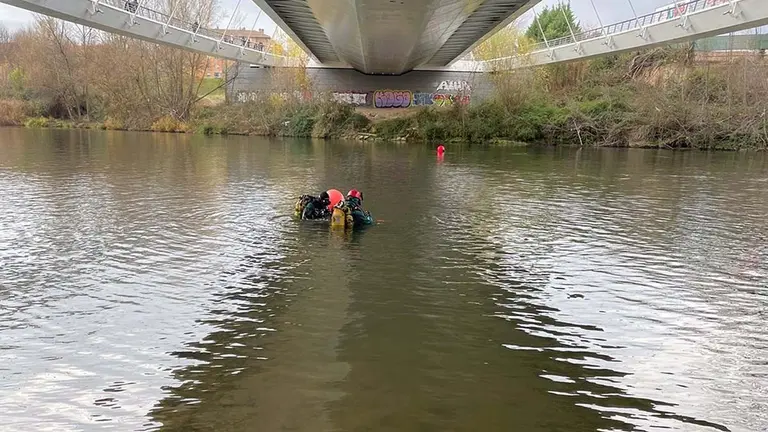 B&uacute;squeda desde el Cuarto Puente en el r&iacute;o Ebro a su paso por Logro&ntilde;o. GUARDIA CIVIL