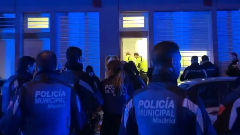 El equipo de emergencias atiende al asesino que intent&oacute; suicidarse despu&eacute;s de matar a la hija de su ex pareja en Madrid. EMERGENCIAS MADRID