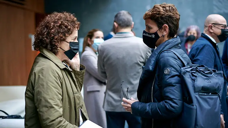 La presidenta del Gobierno de Navarra, Mar&iacute;a Chivite, conversa con su consejera de Derechos Sociales, Mar&iacute;a Carmen Maeztu. ARCHIVO