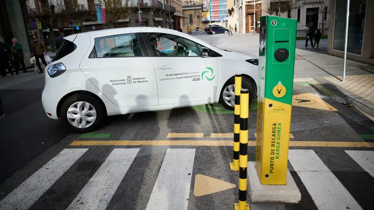 El concejal de Movilidad , Ferm&iacute;n Alonso, y el consejero de Desarrollo Econ&oacute;mico y Empresarial, Mikel Irujo, presentan los nuevos puntos de recarga para veh&iacute;culos el&eacute;ctricos implantados en la ciudad. PABLO LASAOSA